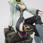 上半身と脚のアップ。黒いニーハイブーツです。