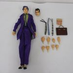 RAH 吉良吉影の本体と付属品を並べて撮影。紫のスーツを着ています。