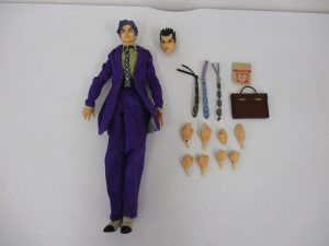 RAH 吉良吉影の本体と付属品を並べて撮影。紫のスーツを着ています。
