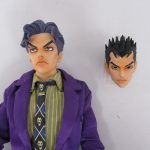 上半身と交換用の頭部を並べて撮影しています。