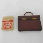 付属の紙袋と茶色の書類かばんです。