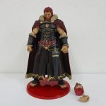 Fate/Zero ライダー（イスカンダル）のフィギュア全身。赤いクリア台座に立っています。