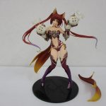 神撃のバハムート ケルベロス 1/7フィギュアの全身。両手に犬を持ち、黒い台座に立っています。