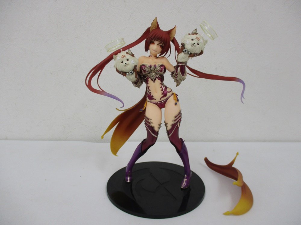 神撃のバハムート ケルベロス 1/7フィギュアの全身。両手に犬を持ち、黒い台座に立っています。