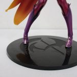脚と台座のアップ。台座に紋章が入っています。