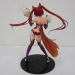 背面から撮影。長いツインテールと尻尾が見えます。