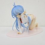 箱から出した本体を撮影。四つんばいのポーズで台座に乗っています。