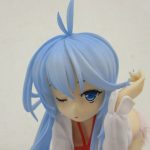 顔のアップ。青い長い髪で片目を閉じています。
