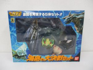 外箱正面。モスラ2 海底の大決戦 と 激闘を再現する5体セット、海底の大決戦セット の印字があります。