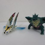箱から出した大きな2体。羽を広げたモスラと、緑色の怪獣です。