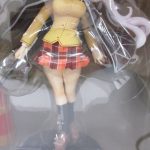 窓越しに撮影した本体。黄色い上着と赤いチェックのスカート、傘の造形です。