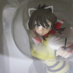 窓越しに撮影した本体の頭部。茶色の髪と赤いリボンの造形です。