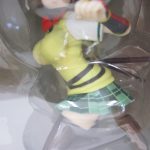 窓越しに撮影した本体。黄色い上着と緑のスカート、刀の造形です。
