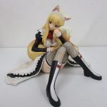 座った姿勢のローナ本体。黒いメイド服とブーツです。