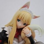顔のアップ。金髪とキツネの耳です。