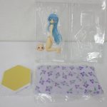 中身の本体と台座、付属品。