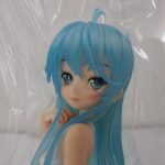 顔のアップ。水色の長い髪です。