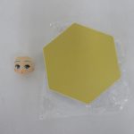 差し替え用の顔と六角形の台座。