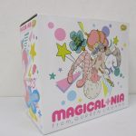 外箱の側面。マジカルニアのイラストが描かれています。