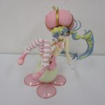 箱から出した本体を撮影。月の形の台座に腰かけています。