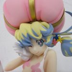 顔のアップ。ピンクの帽子をかぶり、片目を閉じています。