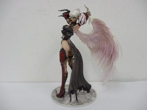 リネージュII カマエル 1/7フィギュアの全身。片方に大きな白い翼があります。
