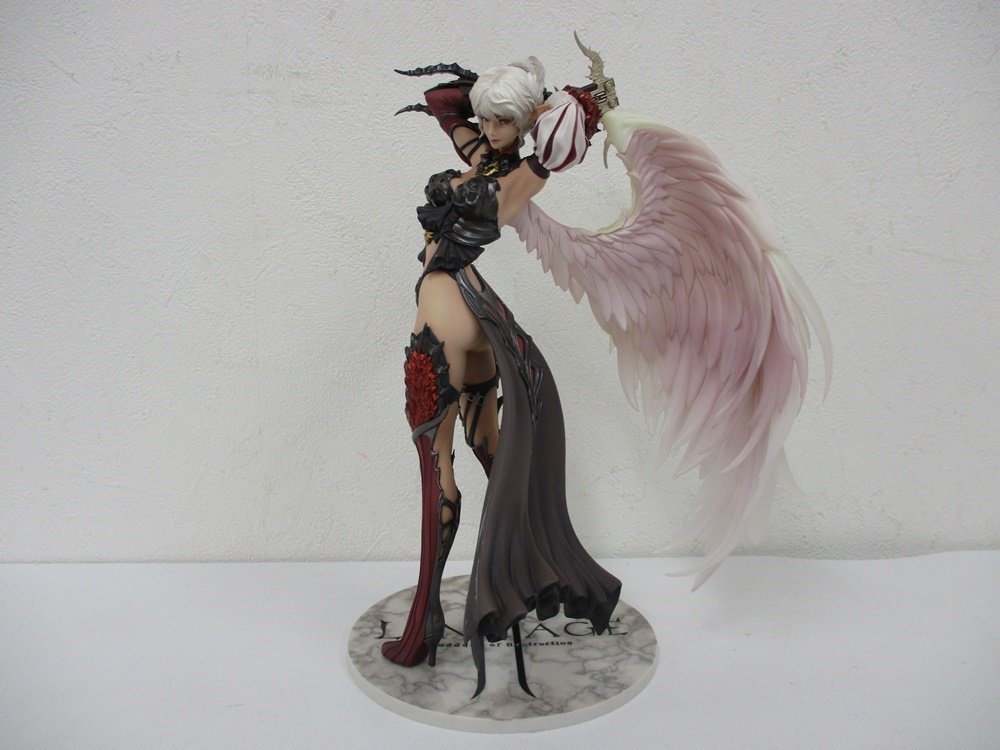 リネージュII カマエル 1/7フィギュアの全身。片方に大きな白い翼があります。