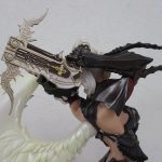 剣を掲げた腕と翼を横から撮影しています。