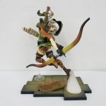 ドラゴンズクラウン エルフ 1/7フィギュアの全身。弓を持って石畳の台座を駆けています。