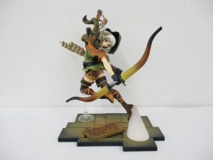 ドラゴンズクラウン エルフ 1/7フィギュアの全身。弓を持って石畳の台座を駆けています。
