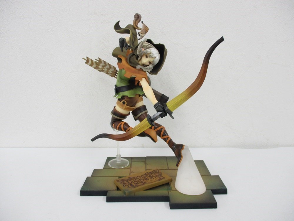 ドラゴンズクラウン エルフ 1/7フィギュアの全身。弓を持って石畳の台座を駆けています。