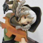 顔のアップ。白い三つ編みとフードが造形されています。