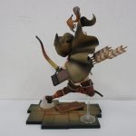 背面から撮影。矢筒とマントが見えます。