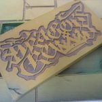 台座のロゴ板。Dragon's Crownのロゴが入っています。