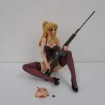 ブラックラグーン バラライカ 1/4 フィギュアの全身。狙撃銃を抱えて座っています。