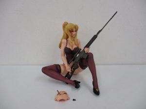 ブラックラグーン バラライカ 1/4 フィギュアの全身。狙撃銃を抱えて座っています。