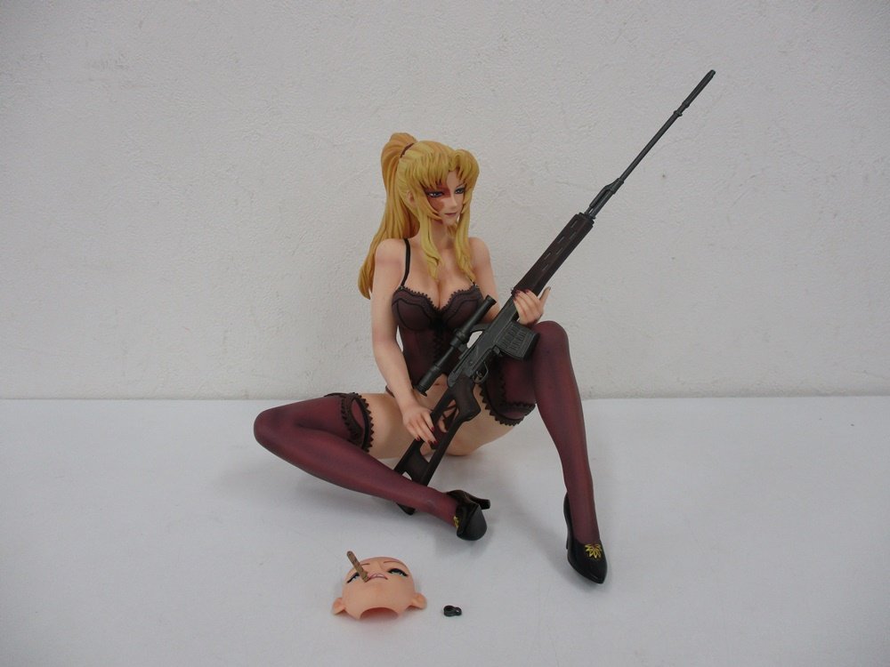 ブラックラグーン バラライカ 1/4 フィギュアの全身。狙撃銃を抱えて座っています。
