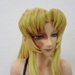 顔のアップ。金髪で頬に傷跡があります。