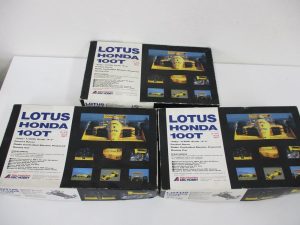 同じ商品の外箱3箱を並べて撮影。LOTUS HONDA 100T と Pocket Racer、ABC HOBBY の印字があります。
