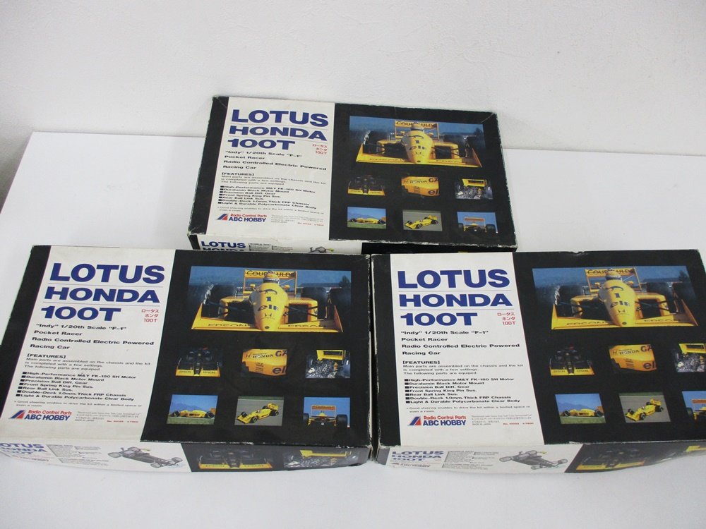 同じ商品の外箱3箱を並べて撮影。LOTUS HONDA 100T と Pocket Racer、ABC HOBBY の印字があります。