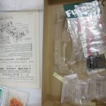 組立説明書と、透明のボディ、パーツの袋。説明書に LOTUS HONDA 100T の印字があります。