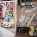 デカールとシャーシ、モーターなどのパーツ。