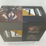 外箱を斜め上から写した面。Lの文字とアルベドの絵