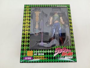 外箱の正面。『超像可動』『ジョセフ・ジョースター WF限定版』の印字と、窓越しの本体とボウガン