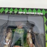 外箱の窓越しに見える本体の上半身と『SUPER ACTION STATUE』のロゴ