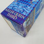 外箱を斜めから写したもの。側面のKILLER QUEEN THIRDのロゴ
