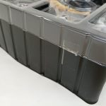 ブリスターの側面。透明のふたがテープで留められた状態