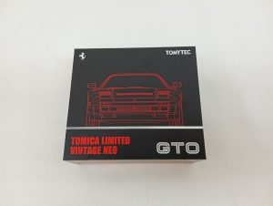 外箱の正面。車体の線画と『TOMICA LIMITED VINTAGE NEO』『GTO』のロゴ