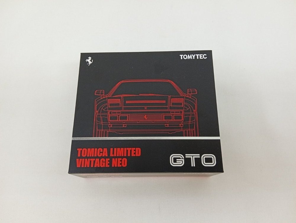 外箱の正面。車体の線画と『TOMICA LIMITED VINTAGE NEO』『GTO』のロゴ