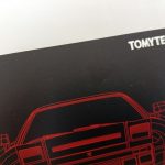 外箱の『TOMYTEC』ロゴと車体の線画を近くから写したところ